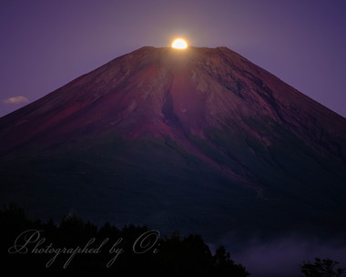 ぼんやり赤い山肌から顔を出す灯り。  ― 静岡県富士宮市 2021年9月
