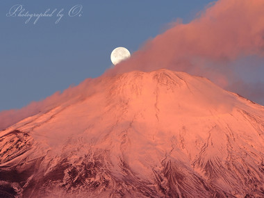 雲がたなびく紅富士。月が沈んでゆく。  ― 静岡県御殿場市 2013年11月