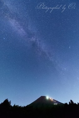 富士山南麓より。天の川が夜空を横切る。  ― 静岡県富士宮市 2015年7月