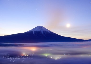 シルクのような雲の上で月と戯れる。  ― 静岡県富士宮市 2015年3月