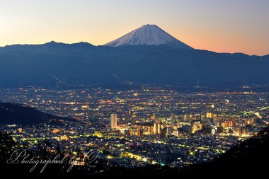 ＜11月＞ 富士に見守られて街は輝いている。  ― 山梨県甲府市