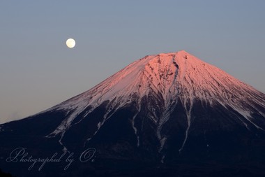 月と紅富士が絶妙な距離感にある。  ― 静岡県富士宮市 2017年1月