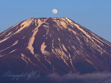 白い月と絶妙な色合いの富士山。  ― 山梨県南都留郡富士河口湖町富士ヶ嶺 2015年5月