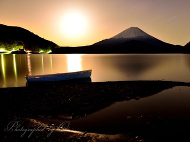 真夜中の湖畔に強烈な月明かり。  ― 山梨県南都留郡富士河口湖町・精進湖 2013年4月