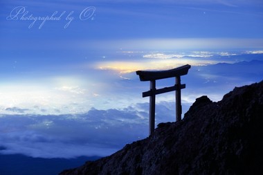 夜の富士登山。向こう側は静岡の沿岸部。  ― 富士山登山道 2016年6月