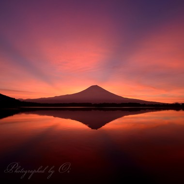 恐ろしいほど全天が真っ赤に染まった。  ― 静岡県富士宮市・田貫湖 2012年8月