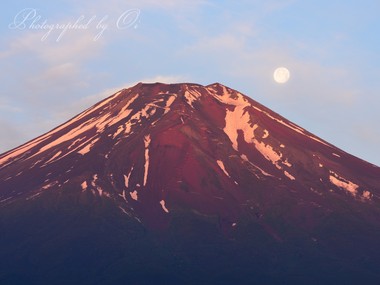 赤富士に月が絡む。夏はなかなか撮れない。  ― 山梨県南都留郡山中湖村 2015年6月