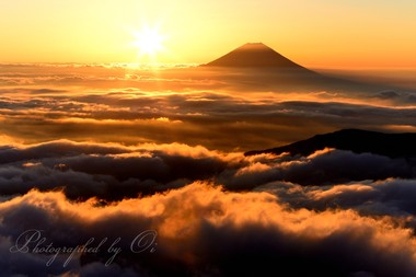 ＜表紙＞ いつの間にか空は雲海に包まれた。強烈な御来光の祝福。  ― 静岡県・南アルプス千枚岳