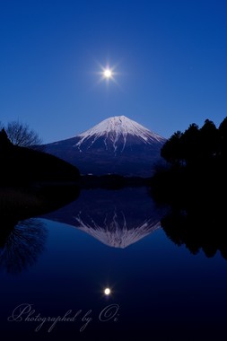 静寂の湖畔。月が高くへ昇っていく。  ― 静岡県富士宮市・田貫湖 2017年1月