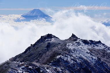 富士山が初冠雪。南アルプスも真っ白だ。  ― 山梨県韮崎市・南アルプス観音岳 2014年10月