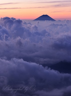 湧き上がる雲海の向こうで朝焼けに染まる。  ― 山梨県・南アルプス北岳 2013年8月