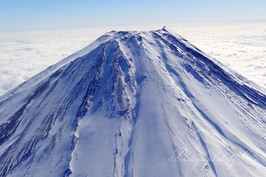 雪しかない斜面にも細かく表情が刻まれている。  ― 山梨県・富士山上空 2015年1月