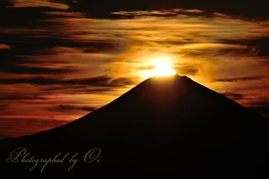 誰もいない。ダイヤモンド富士を彩雲が迎える。  ― 静岡県榛原郡川根本町 2015年7月