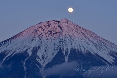 僅かな残照。月の輝きが勝る。  ― 静岡県富士宮市 2015年2月