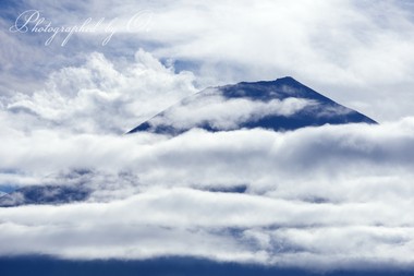台風接近。黒い富士に雲がまとわりつく。  ― 静岡県富士宮市 2016年8月