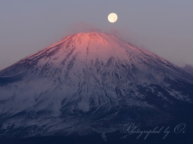 日の出と月の入りのタイミングを合わせて撮影する。  ― 静岡県御殿場市 2015年12月