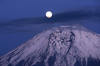 日没のパール富士。黒雲がたなびく。  ― 静岡県富士宮市 2013年11月