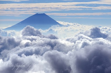 高くも引き締まった雲の上に頭を出す富士。  ― 山梨県・南アルプス北岳 2015年9月