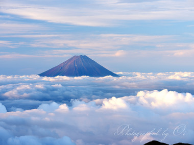 高い雲海。遠くの富士の表情がよく見えた。  ― 山梨県山梨市 2013年7月
