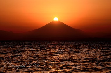 山頂にピタリと太陽が重なる。  ― 神奈川県三浦郡葉山町 2012年4月