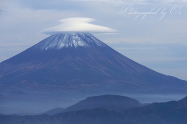 紅葉に薄化粧の富士山にズームアップ。  ― 山梨県南巨摩郡富士川町 2013年11月