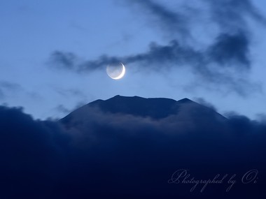 雲間の山頂。三日月は地球照と共に。  ― 山梨県南都留郡山中湖村 2014年9月