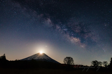 天の川銀河とパール富士の共存。  ― 山梨県南都留郡富士河口湖町 2020年3月