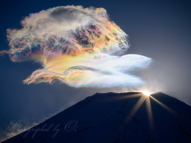 彩雲が何かの形に見えてくる。  ― 山梨県富士吉田市 2022年1月