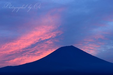寸光に一部の雲だけ赤く染まる。  ― 静岡県富士宮市 2014年9月