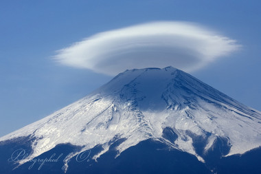 笠雲が影を落とす。  ― 山梨県富士吉田市 2015年3月