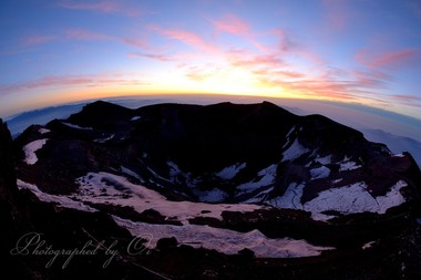 ＜6月＞ 日本最高地点で見る朝焼けは格別である。  ― 富士山頂剣ヶ峰