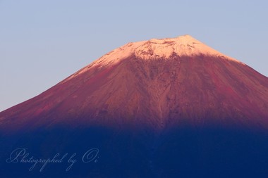 少し冠雪した山頂が染まり、トリコロールカラー。  ― 静岡県富士宮市 2015年10月