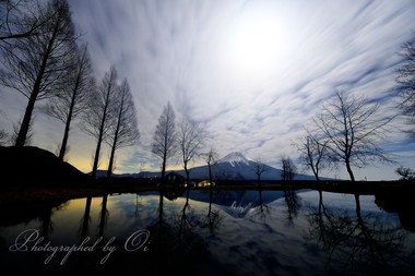 静かな夜に雲と月が戯れる。  ― 静岡県富士宮市 2015年3月