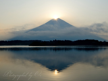 雲を従えて日の出の瞬間を迎えた。  ― 静岡県富士宮市・田貫湖 2014年4月
