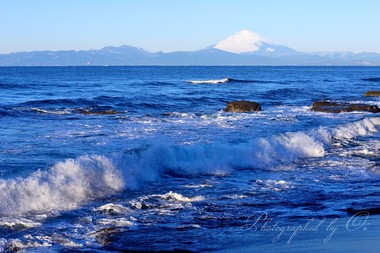 空気の澄んだ冬の海。波が荒々しい。  ― 神奈川県三浦市初声町三戸 2016年1月