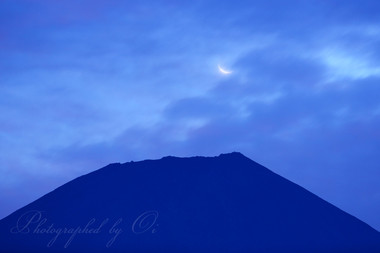 薄曇りの向こうで三日月が輝く。  ― 静岡県富士宮市人穴 2014年9月