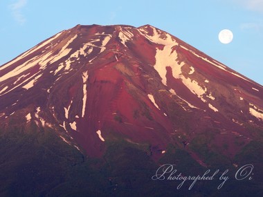 ＜6月＞ 残雪の赤富士に月が舞い降りた  ― 山梨県・山中湖村