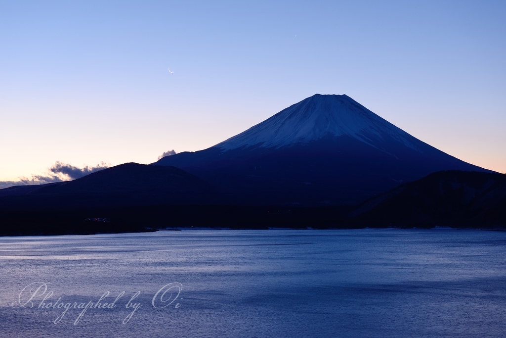 ө日ٸと本栖湖の富士山の写真̌̎ө日ٸの夜ٮけ̏ - 精進湖・本栖湖・富士五湖西部周辺エリア࿸山梨ݼ࿹̍