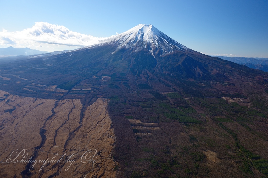 2015年12月19日撮影 空撮の富士山（富士吉田市上空）の写真 『富士の裾野』