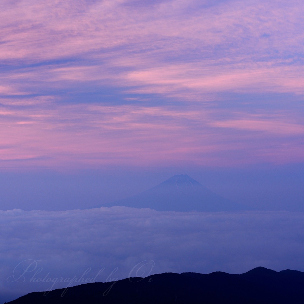 国師ヶ岳の朝焼けと富士山の写真̌̎朝焼けの模様̏ - 奥秩父連山稜線エリア࿸山梨ݼ・長野ݼ࿹̍