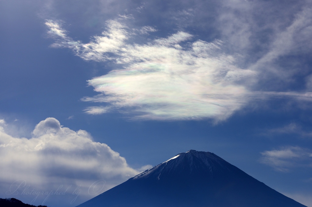 彩雲の笠雲と富士山の写真̌̎にじいろ浮かべて̏ - 西湖・鳴沢・御坂山地西部エリア࿸山梨ݼ࿹̍