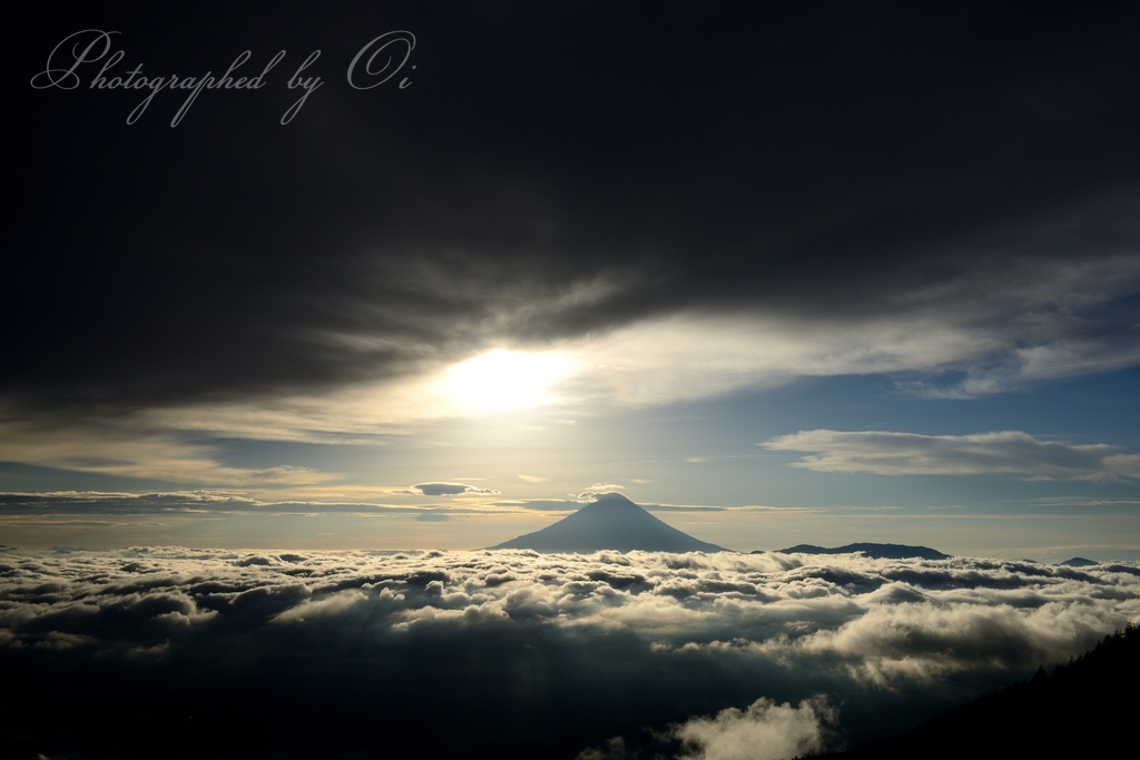 櫛形山から望む雲海と富士山の写真̌̎闇の狭間̏ - 南アルプス前衛エリア࿸山梨ݼ࿹̍
