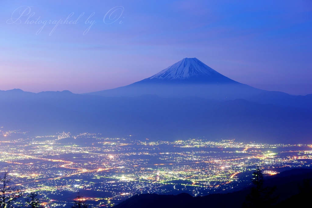 2014年5月12日撮影 甘利山の夜景と朝焼けの写真 『煌めく街を染めて』