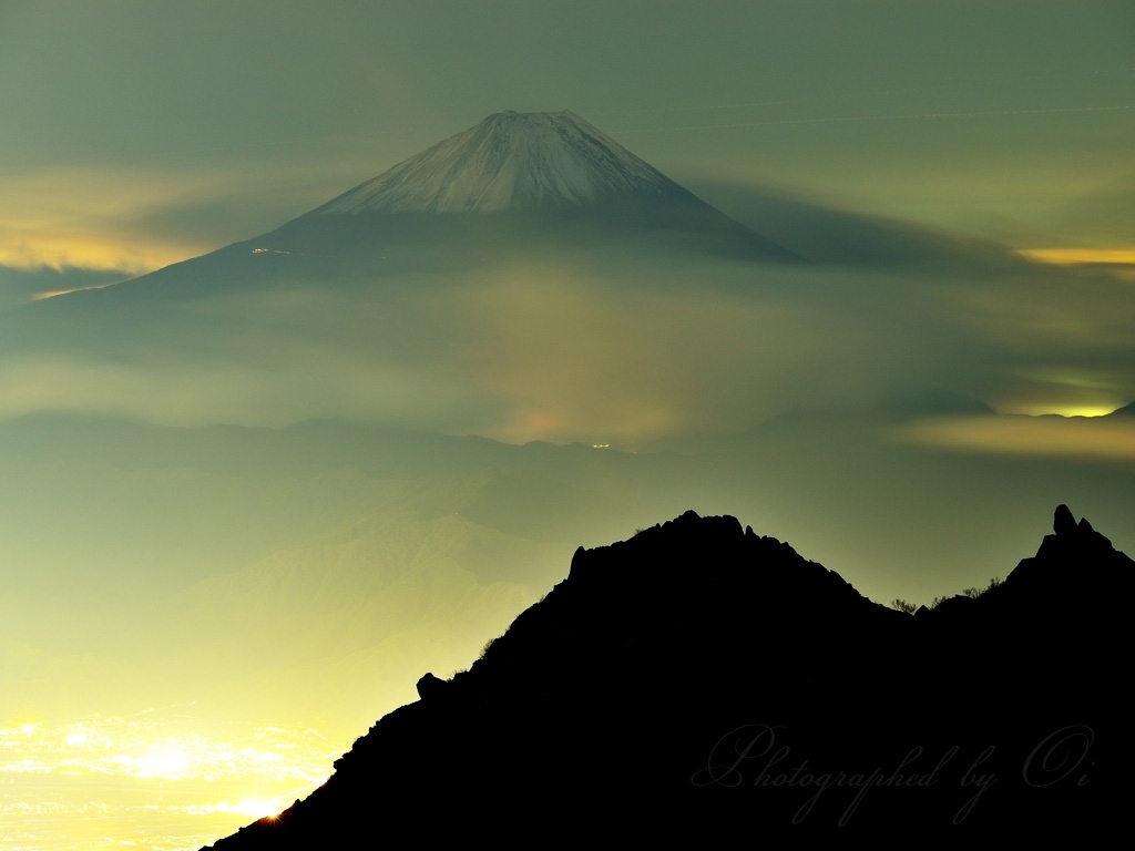 観音岳からの夜景と富士山の写真̌̎夜空に覗く̏ - 南アルプス北部エリア࿸山梨ݼ࿹̍