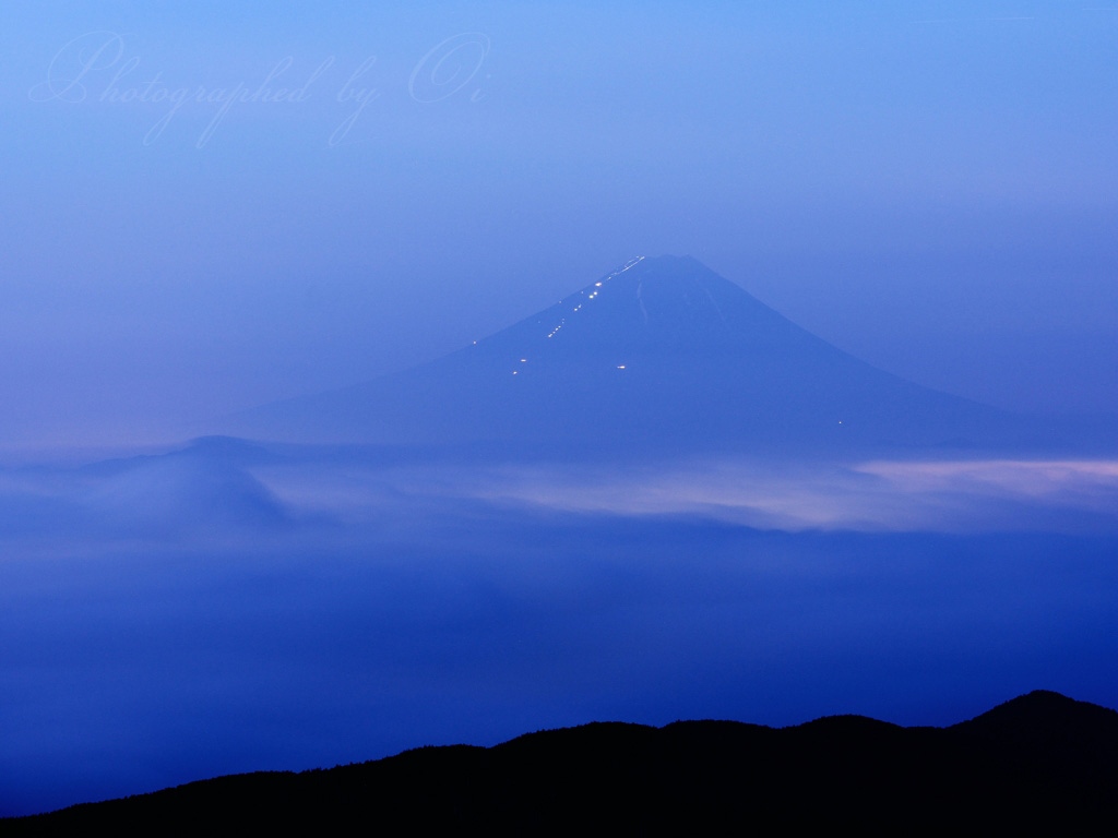国師ヶ岳の雲海と夜景の写真̌̎靄の中に̏ - 奥秩父連山稜線エリア࿸山梨ݼ・長野ݼ࿹̍