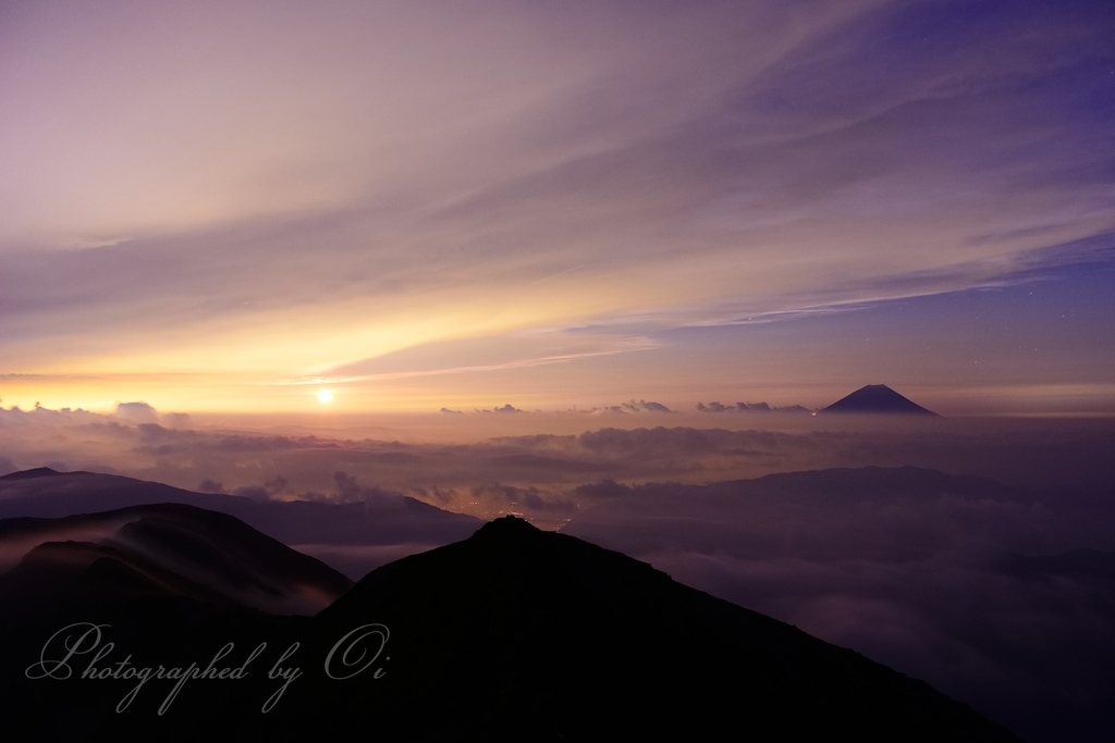 北岳八本歯のコルから望む富士山とٸの出の写真̌̎夜空を灯して̏ - 南アルプス北部エリア࿸山梨ݼ࿹̍