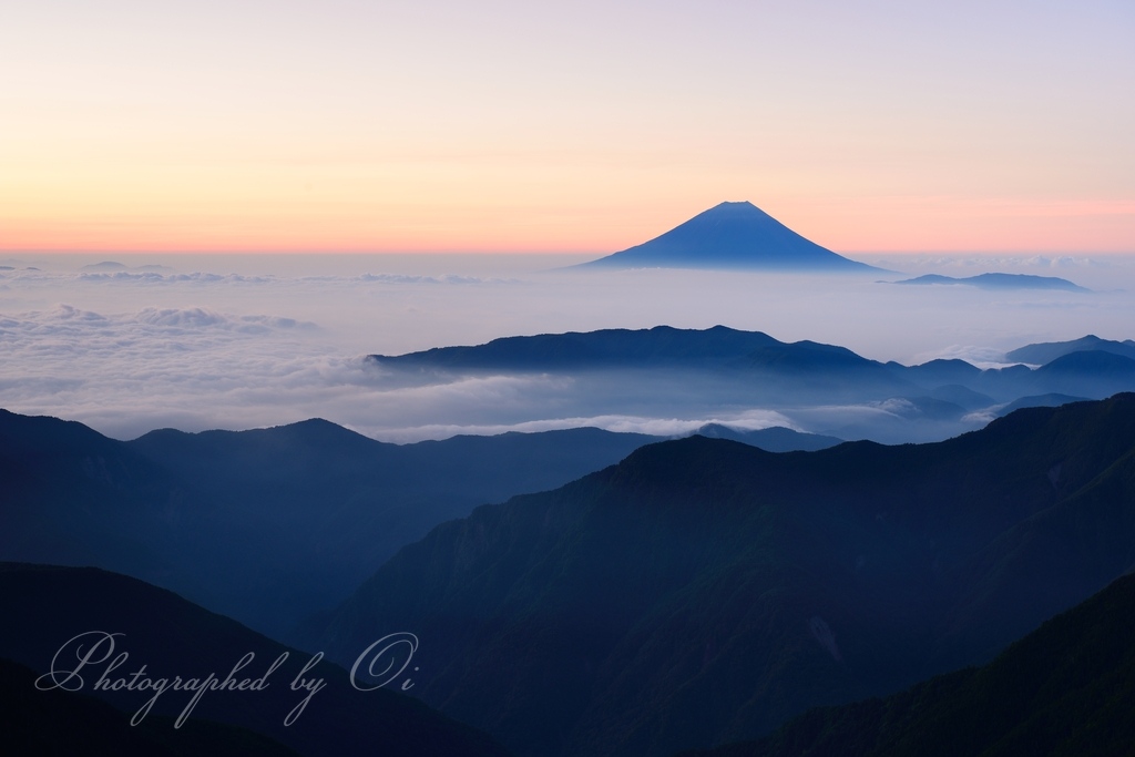 北岳から望む朝焼けの富士山の写真