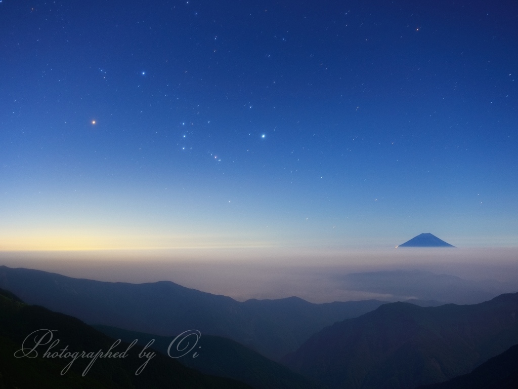 北岳から望む富士山とオリオン座の写真̌̎おはようのオリオン̏ - 南アルプス北部エリア࿸山梨ݼ࿹̍