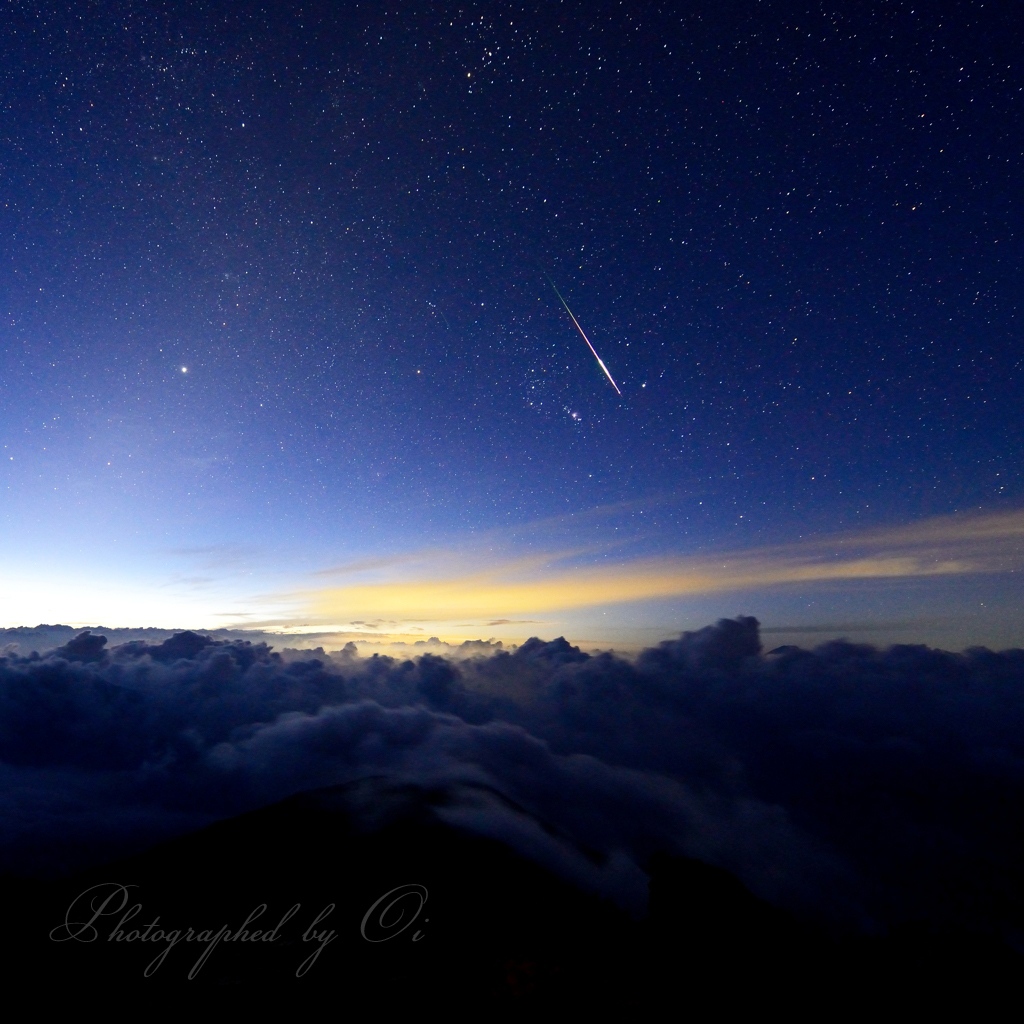 雲海とペルセウス座流星群の写真̌̎オリオンを刺す̏ - 南アルプス北部エリア࿸山梨ݼ࿹̍