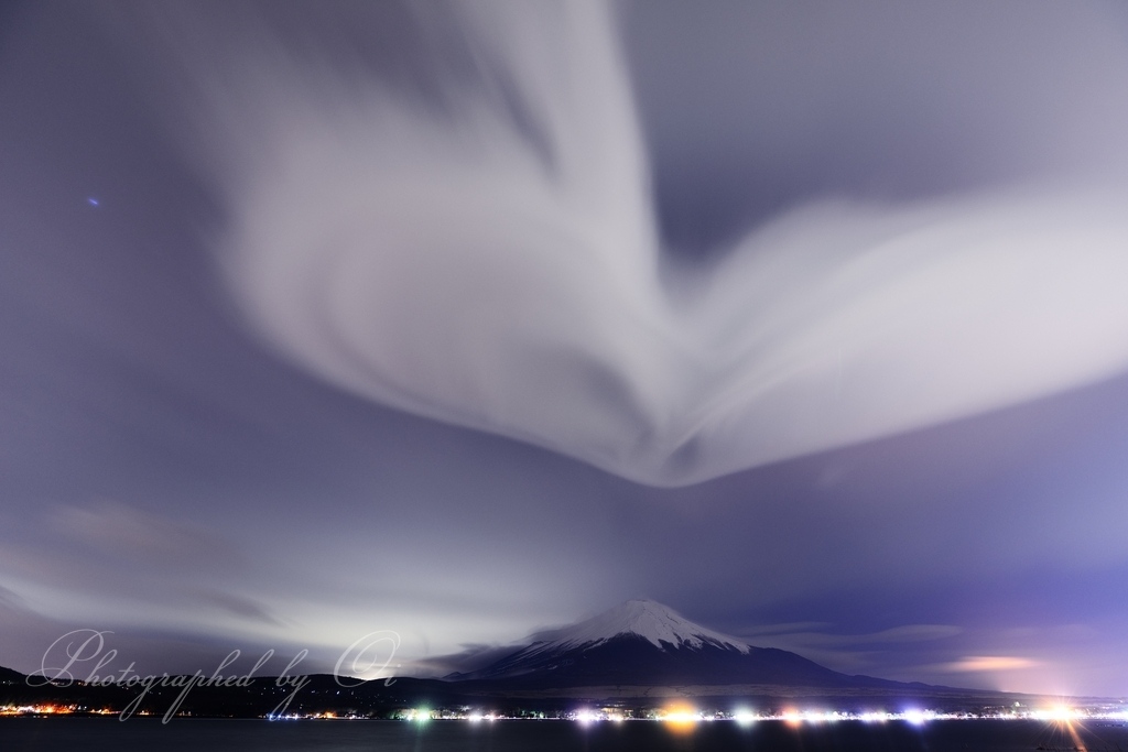 山中湖より夜の吊るし雲と富士山の写真